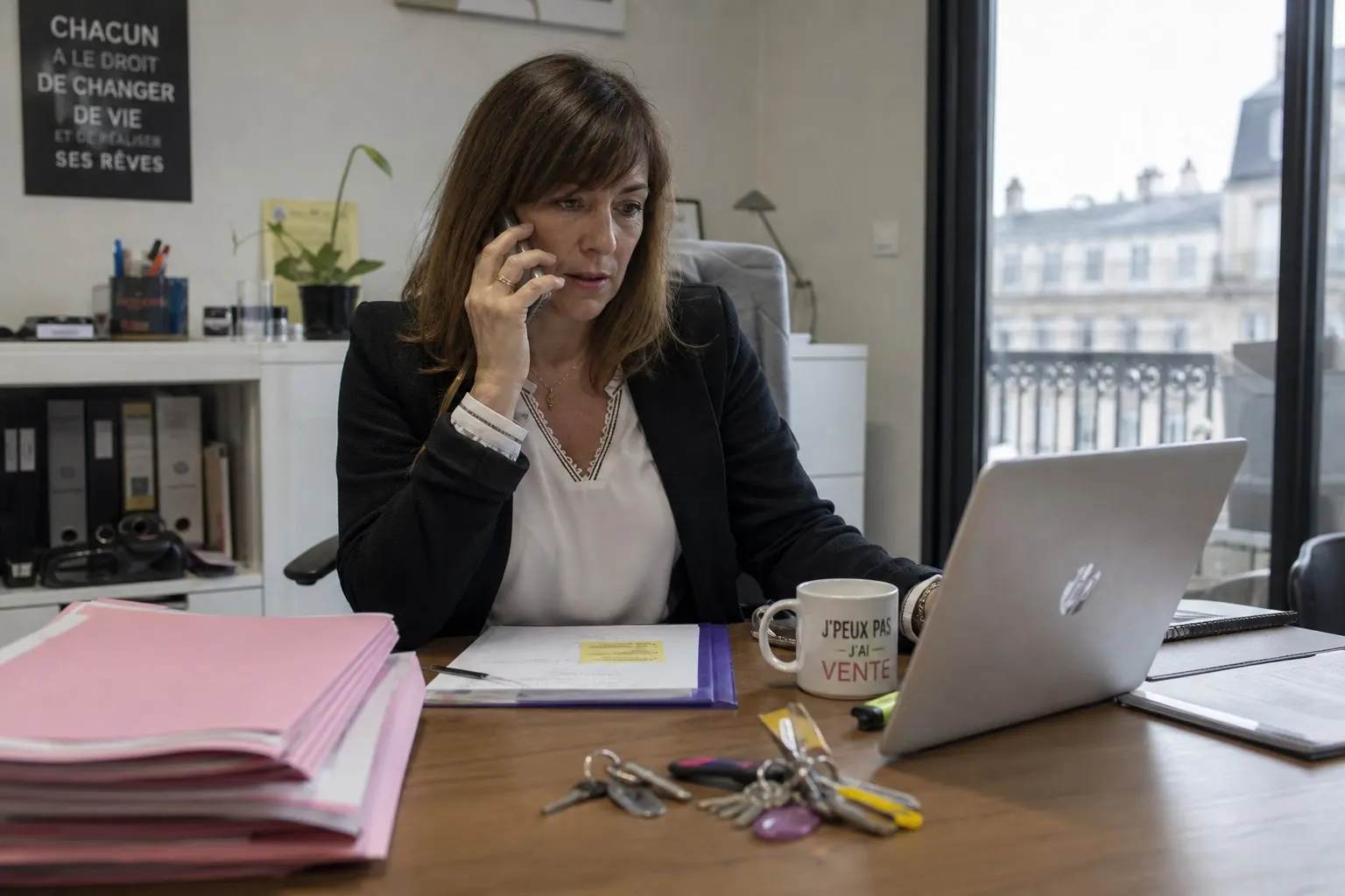 Professionnel préparant ses rendez-vous et son suivi commercial