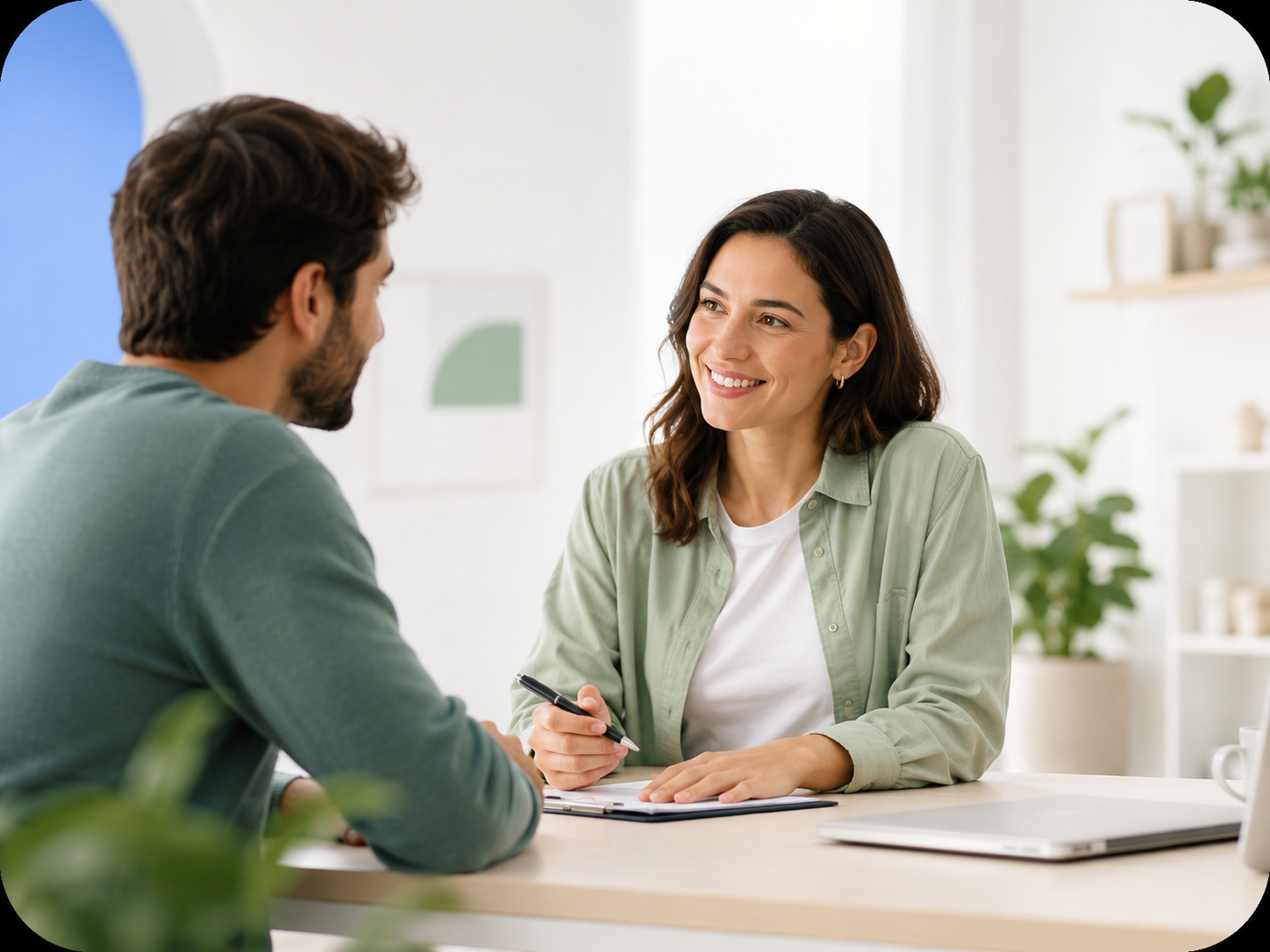 Échange professionnel entre un indépendant et un client dans un bureau clair